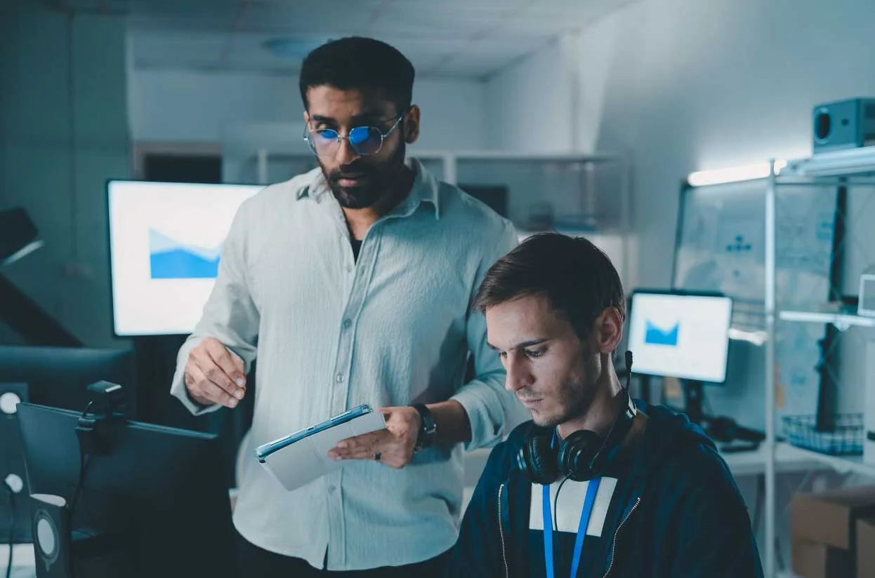 Equipo de profesionales trabajando en soluciones tecnológicas para empresas